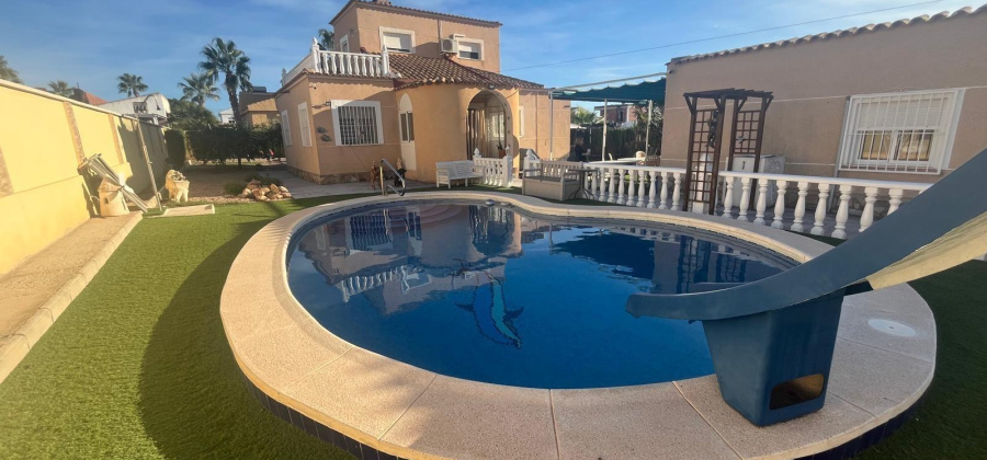 Torrevieja, Alicante, 5 Bedrooms Bedrooms, ,3 BathroomsBathrooms,Villa,Resale,75632169417659312