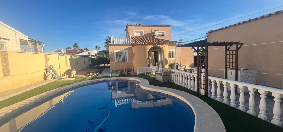 Torrevieja, Alicante, 5 Bedrooms Bedrooms, ,3 BathroomsBathrooms,Villa,Resale,75632169417659312