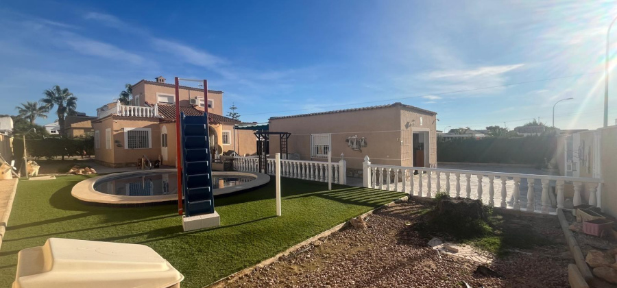 Torrevieja, Alicante, 5 Bedrooms Bedrooms, ,3 BathroomsBathrooms,Villa,Resale,75632169417659312