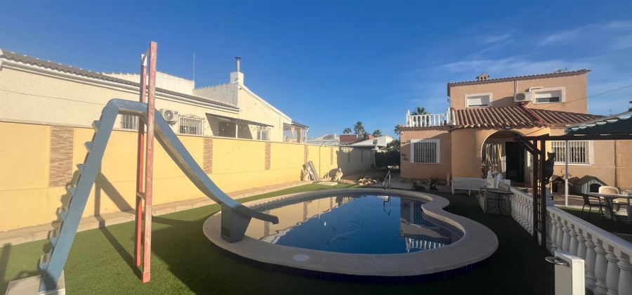 Torrevieja, Alicante, 5 Bedrooms Bedrooms, ,3 BathroomsBathrooms,Villa,Resale,75632169417659312