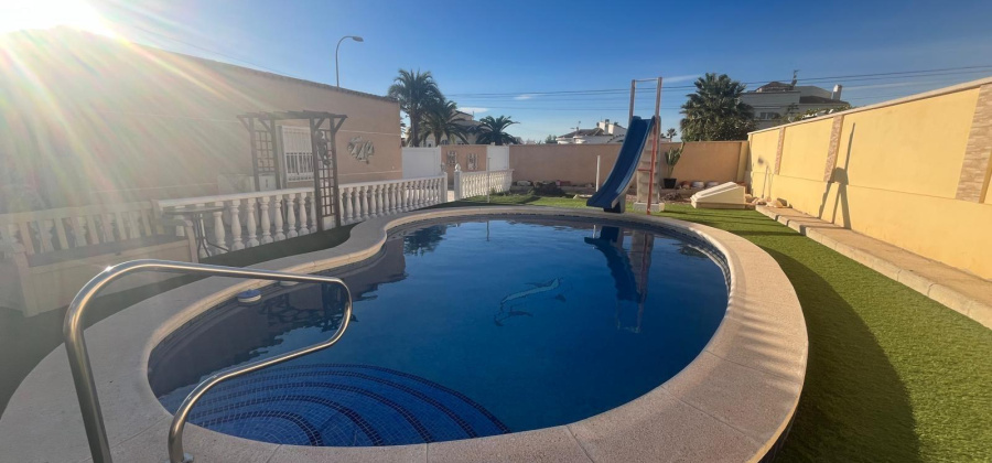 Torrevieja, Alicante, 5 Bedrooms Bedrooms, ,3 BathroomsBathrooms,Villa,Resale,75632169417659312