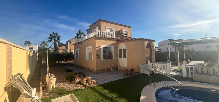 Torrevieja, Alicante, 5 Bedrooms Bedrooms, ,3 BathroomsBathrooms,Villa,Resale,75632169417659312