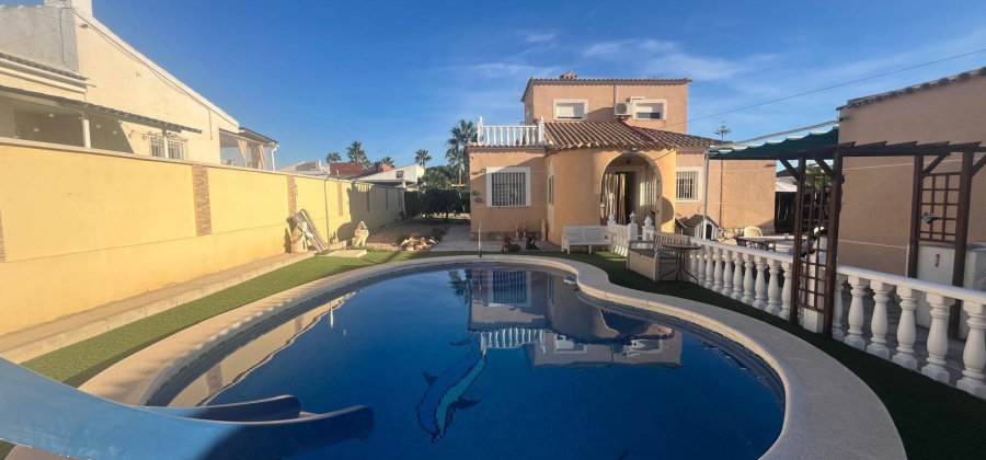 Torrevieja, Alicante, 5 Bedrooms Bedrooms, ,3 BathroomsBathrooms,Villa,Resale,75632169417659312