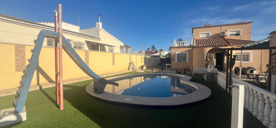 Torrevieja, Alicante, 5 Bedrooms Bedrooms, ,3 BathroomsBathrooms,Villa,Resale,75632169417659312