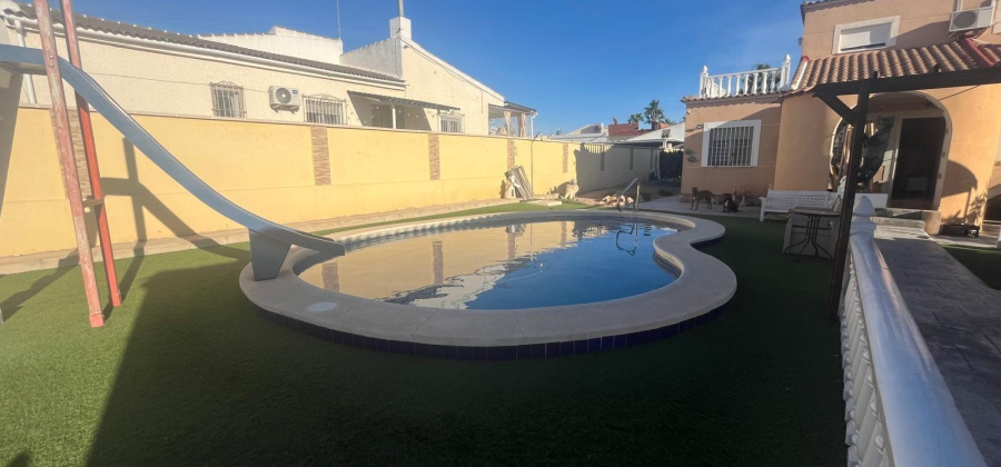 Torrevieja, Alicante, 5 Bedrooms Bedrooms, ,3 BathroomsBathrooms,Villa,Resale,75632169417659312