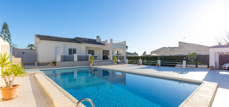 Torrevieja, Alicante, 3 Bedrooms Bedrooms, ,2 BathroomsBathrooms,Villa,Resale,75632215412216752