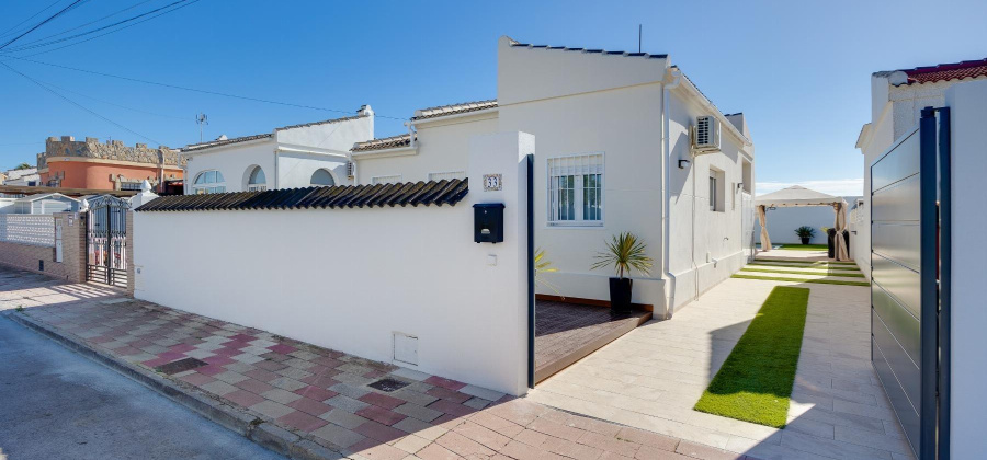 Torrevieja, Alicante, 3 Bedrooms Bedrooms, ,2 BathroomsBathrooms,Villa,Resale,75632108273046704