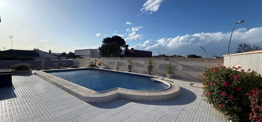 Torrevieja, Alicante, 4 Bedrooms Bedrooms, ,2 BathroomsBathrooms,Villa,Resale,75632207041820080