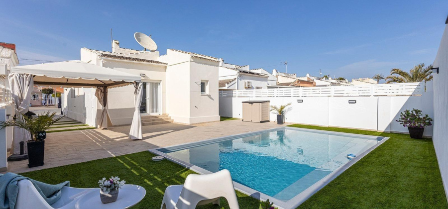 Torrevieja, Alicante, 3 Bedrooms Bedrooms, ,2 BathroomsBathrooms,Villa,Resale,75632207820780752