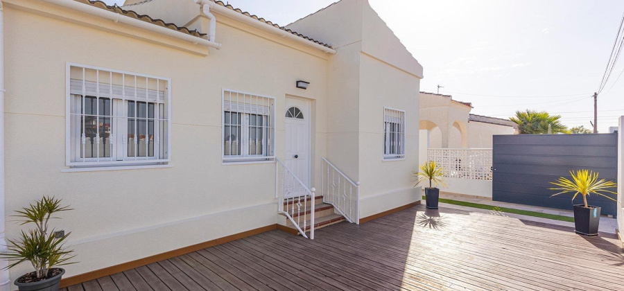 Torrevieja, Alicante, 3 Bedrooms Bedrooms, ,2 BathroomsBathrooms,Villa,Resale,75632207820780752