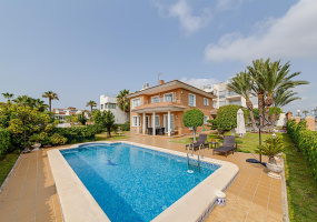 Torrevieja, Alicante, 5 Bedrooms Bedrooms, ,3 BathroomsBathrooms,Villa,Resale,328216284093044608