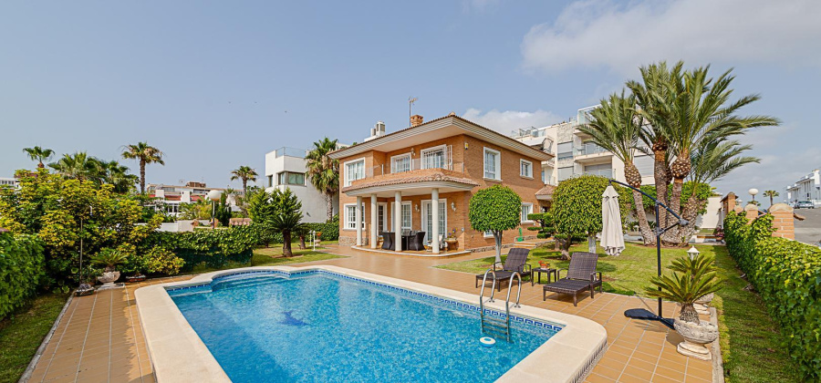 Torrevieja, Alicante, 5 Bedrooms Bedrooms, ,3 BathroomsBathrooms,Villa,Resale,328216284093044608