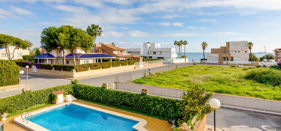 Torrevieja, Alicante, 5 Bedrooms Bedrooms, ,3 BathroomsBathrooms,Villa,Resale,328216284093044608