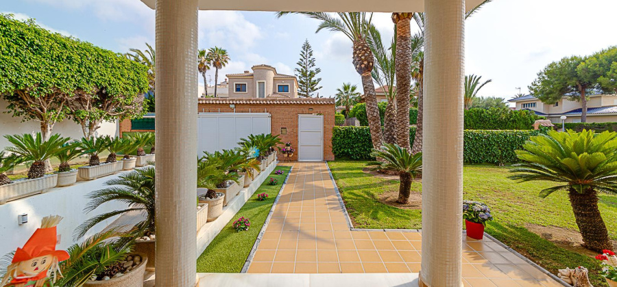 Torrevieja, Alicante, 5 Bedrooms Bedrooms, ,3 BathroomsBathrooms,Villa,Resale,328216284093044608
