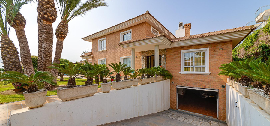 Torrevieja, Alicante, 5 Bedrooms Bedrooms, ,3 BathroomsBathrooms,Villa,Resale,328216284093044608