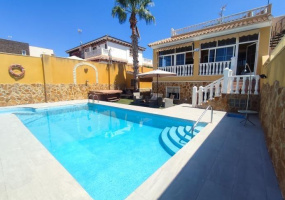 Torrevieja, Alicante, 6 Bedrooms Bedrooms, ,4 BathroomsBathrooms,Villa,Resale,0,7563294893205670
