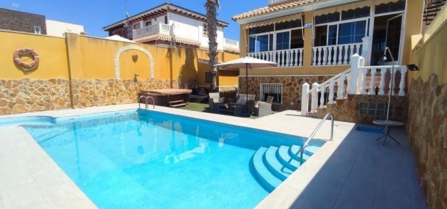 Torrevieja, Alicante, 6 Bedrooms Bedrooms, ,4 BathroomsBathrooms,Villa,Resale,0,7563294893205670