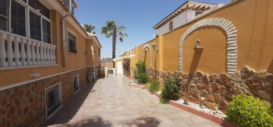 Torrevieja, Alicante, 6 Bedrooms Bedrooms, ,4 BathroomsBathrooms,Villa,Resale,0,7563294893205670