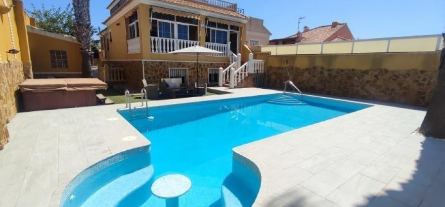 Torrevieja, Alicante, 6 Bedrooms Bedrooms, ,4 BathroomsBathrooms,Villa,Resale,0,7563294893205670