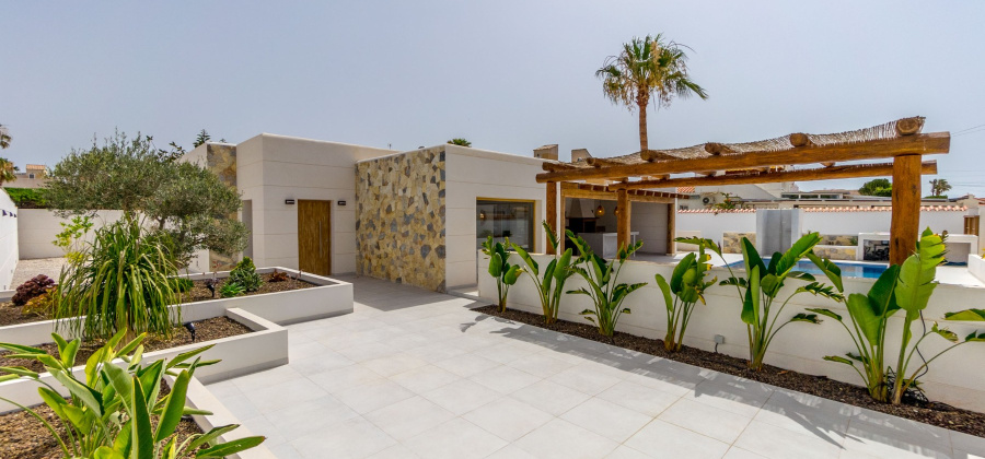 Torrevieja, Alicante, 4 Bedrooms Bedrooms, ,3 BathroomsBathrooms,Villa,Resale,0,103536148571910800