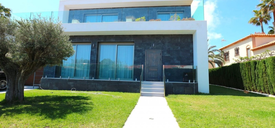 Torrevieja, Alicante, 3 Bedrooms Bedrooms, ,2 BathroomsBathrooms,Villa,Resale,0,20992483753096288
