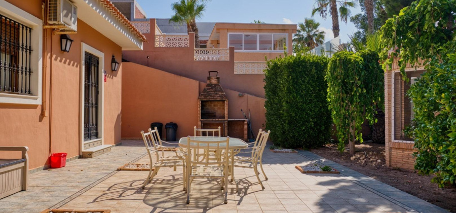 Torrevieja, Alicante, 4 Bedrooms Bedrooms, ,3 BathroomsBathrooms,Villa,Resale,0,75632240519194800