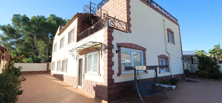 Torrevieja, Alicante, 5 Bedrooms Bedrooms, ,3 BathroomsBathrooms,Villa,Resale,0,209924357443267456