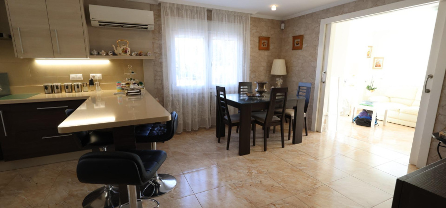 Torrevieja, Alicante, 5 Bedrooms Bedrooms, ,3 BathroomsBathrooms,Villa,Resale,0,209924357443267456