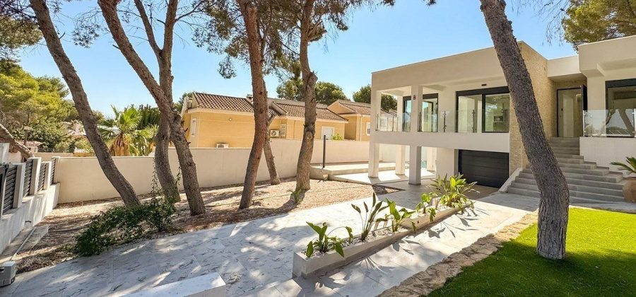 Torrevieja, Alicante, 4 Bedrooms Bedrooms, ,5 BathroomsBathrooms,Villa,Resale,0,75632143705397680