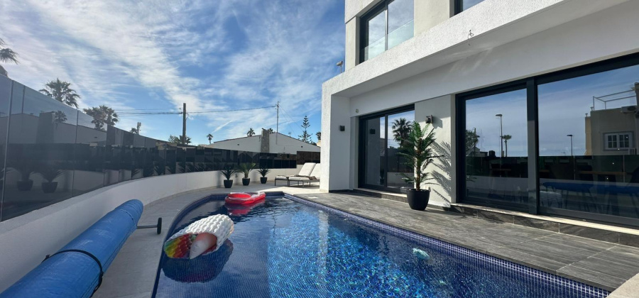 Torrevieja, Alicante, 4 Bedrooms Bedrooms, ,4 BathroomsBathrooms,Villa,Resale,0,75632206732240992