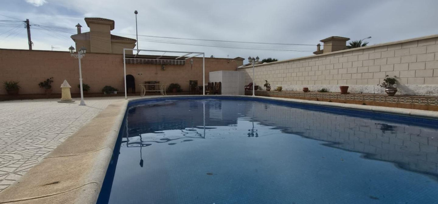 Torrevieja, Alicante, 4 Bedrooms Bedrooms, ,2 BathroomsBathrooms,Villa,Resale,0,7563295871652677