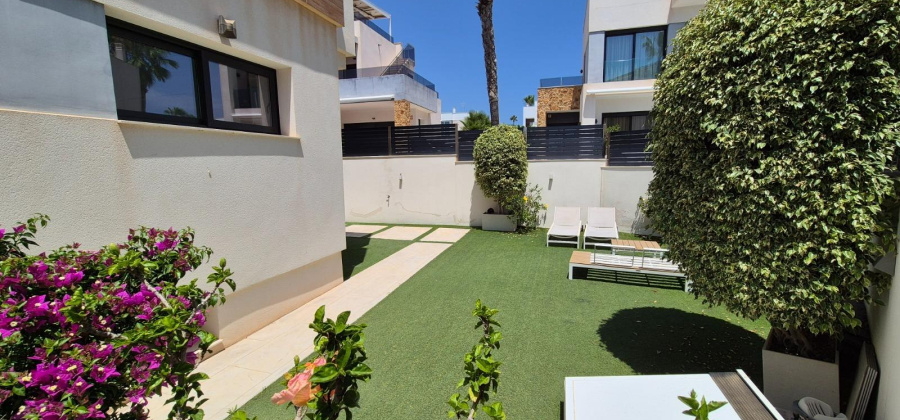 Torrevieja, Alicante, 4 Bedrooms Bedrooms, ,3 BathroomsBathrooms,Villa,Resale,0,7563278723189634