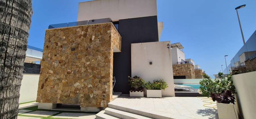 Torrevieja, Alicante, 4 Bedrooms Bedrooms, ,3 BathroomsBathrooms,Villa,Resale,0,7563278723189634