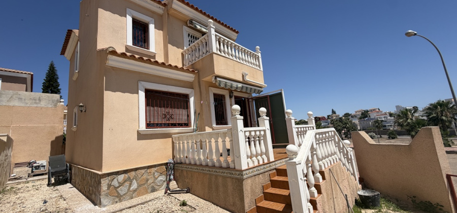 Villamartin, Alicante, 3 Bedrooms Bedrooms, ,1 BathroomBathrooms,Villa,Resale,0,103186103891043536
