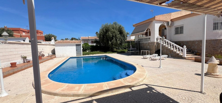 Torrevieja, Alicante, 5 Bedrooms Bedrooms, ,2 BathroomsBathrooms,Villa,Resale,0,75632227659512512