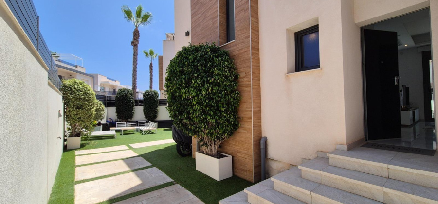 Torrevieja, Alicante, 4 Bedrooms Bedrooms, ,3 BathroomsBathrooms,Villa,Resale,0,7563278723189634