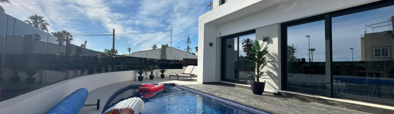 Torrevieja, Alicante, 4 Bedrooms Bedrooms, ,4 BathroomsBathrooms,Villa,Resale,0,75632206732240992