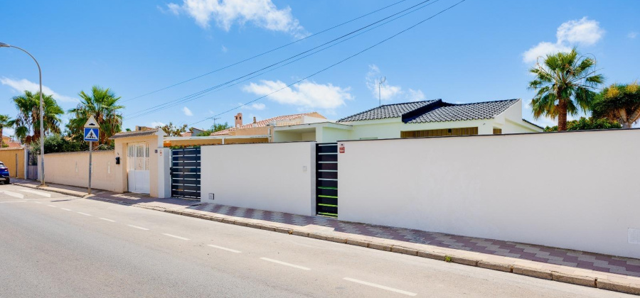 Torrevieja, Alicante, 4 Bedrooms Bedrooms, ,3 BathroomsBathrooms,Villa,Resale,0,75632223457886864