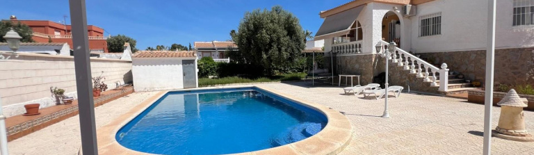 Torrevieja, Alicante, 5 Bedrooms Bedrooms, ,2 BathroomsBathrooms,Villa,Resale,0,75632227659512512