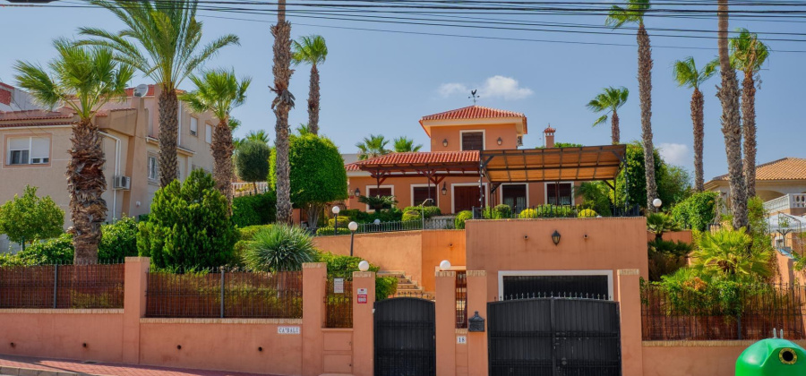 Torrevieja, Alicante, 4 Bedrooms Bedrooms, ,3 BathroomsBathrooms,Villa,Resale,0,75632240519194800