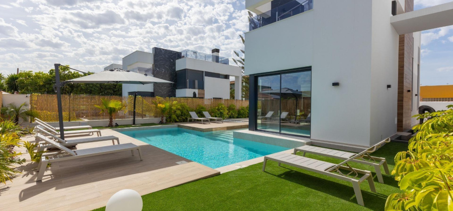 Torrevieja, Alicante, 3 Bedrooms Bedrooms, ,3 BathroomsBathrooms,Villa,Resale,0,7563292477569746